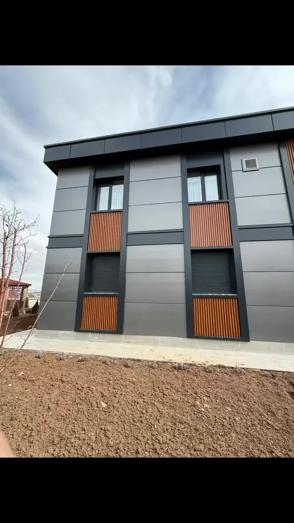 Modern villada antrasit panjur uygulamasını gösteren sessiz saha videosu