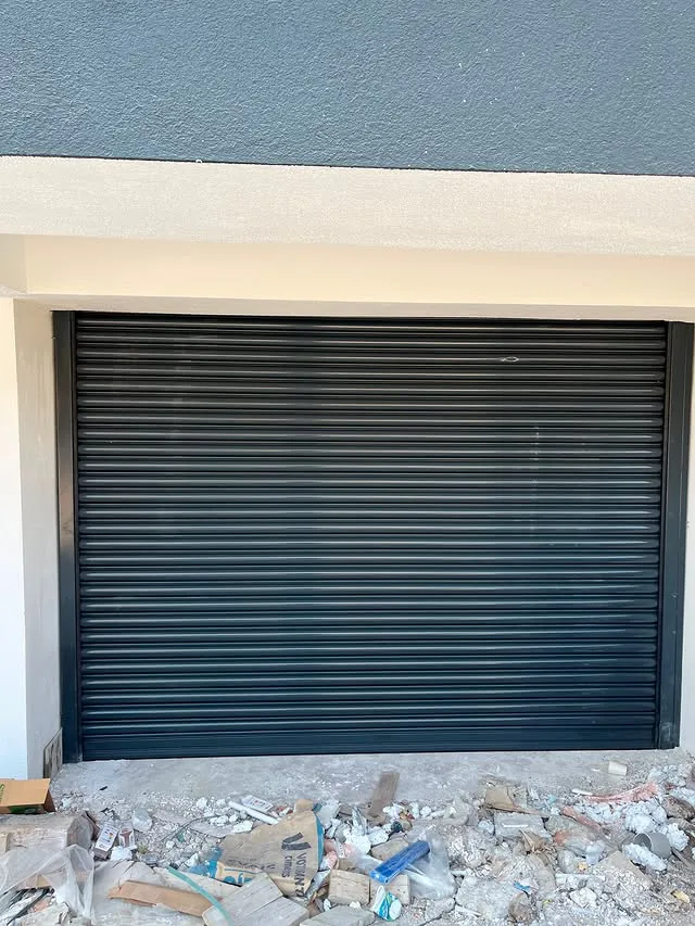 Müstakil yapı için füme garaj kapısı