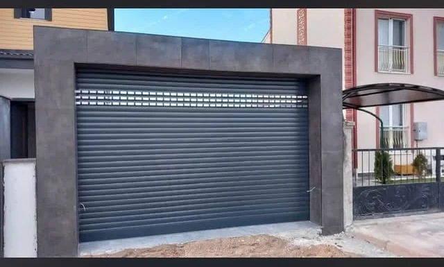 Müstakil yapıda antrasit otomatik garaj kapısı