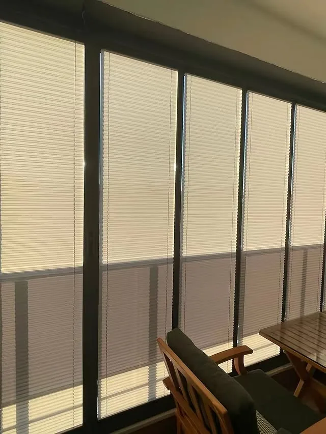 Balkon doğramalarına uygulanmış plise perde