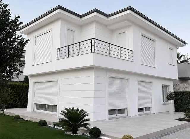 Beyaz villada kapalı panjur sistemleri